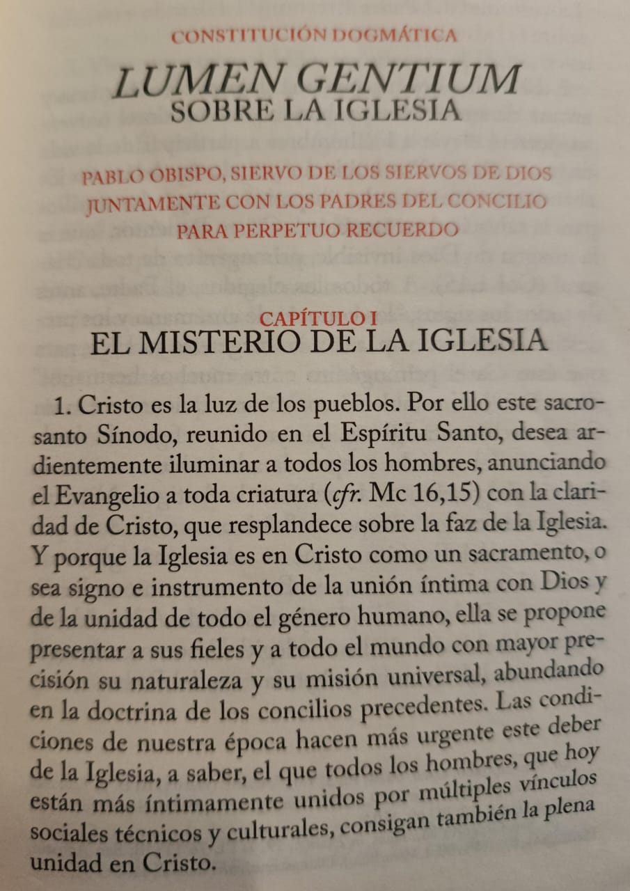 Spanish page from Lumen Gentium: red heading 'Constitución Dogmática', large black title 'Lumen Gentium Sobre la Iglesia', red author line, chapter title 'Capítulo I El Misterio de la Iglesia', and the opening paragraph starting '1. Cristo es la luz de los pueblos...'